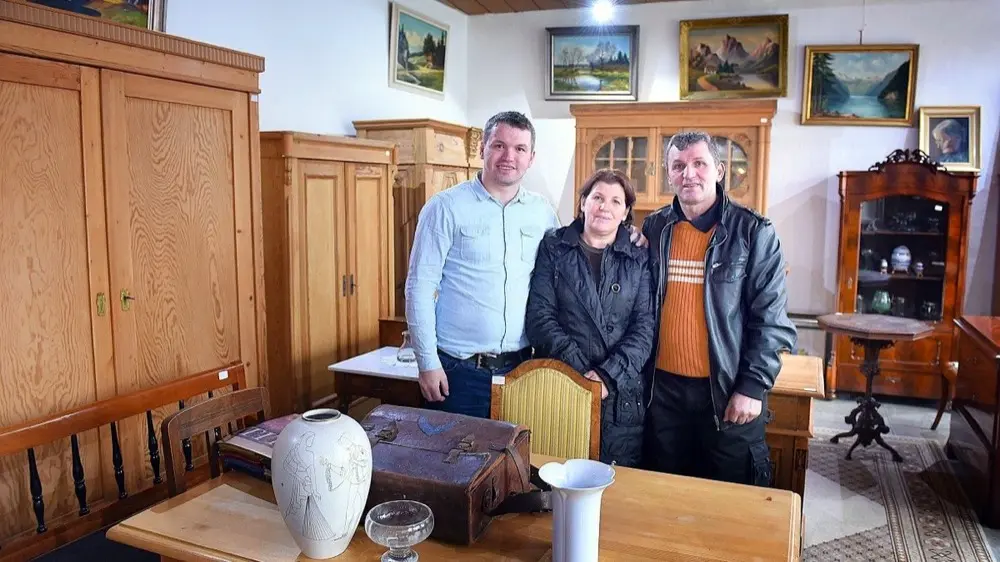 Das Team der Ausmister, Ihre Entrümpler aus Hagen, im Ladenlokal in Wehringhausen